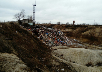 Возле воронежского Голубого озера продолжают сваливать тонны мусора