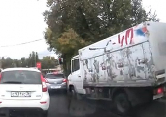 Момент нелепого столкновения «Опеля» с грузовиком в Воронеже попал на видео