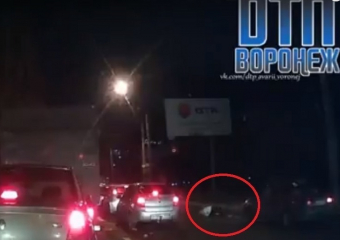 Автомобиль снес пенсионерку на переходе в Воронеже и попал на видео