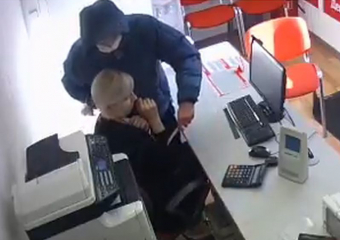 Опубликованы видео дерзких налетов на воронежский салон микрозаймов