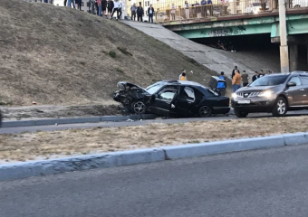 В Воронеже после наезда на пешехода иномарка вылетела с моста и загорелась