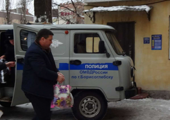 Прибытие в СИЗО за взятку начальника грибановский полиции попало на фото