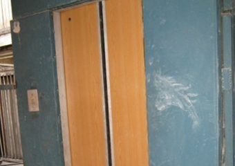 В Железнодорожном районе Воронежа две «управляшки» оштрафуют за опасные лифты