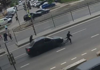 Момент наезда на ребёнка-велосипедиста попал на видео на новой улице Воронежа 