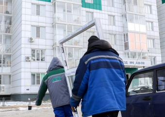 Повреждённые от налёта БПЛА окна в квартирах начали восстанавливать в Воронеже