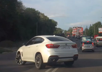 Пересечение двойной сплошной на улице Ленина в Воронеже попало на видео