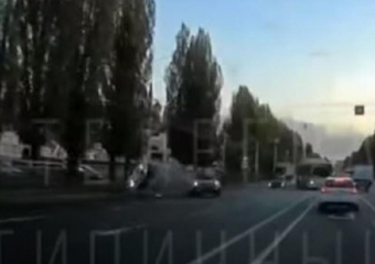 Момент опрокидывания KIA Rio на Ленинском проспекте попал на видео