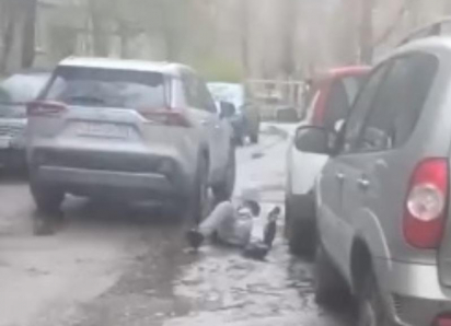 «Ребенок на капоте!»: шокирующие кадры дорожного конфликта попали на видео в Воронеже