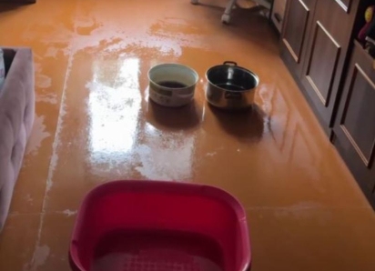 Квартиры залило водой из-за неудачного старта капремонта крыши в воронежской пятиэтажке