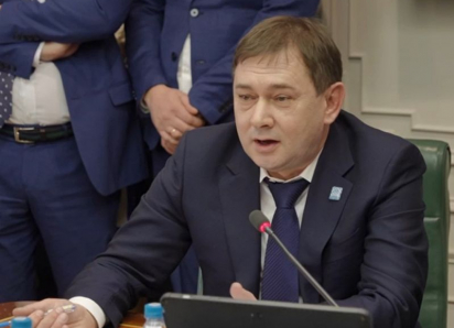 Сенатор Нетёсов ворвался на федеральный уровень с елочными подарками и виртуальными путешествиями 