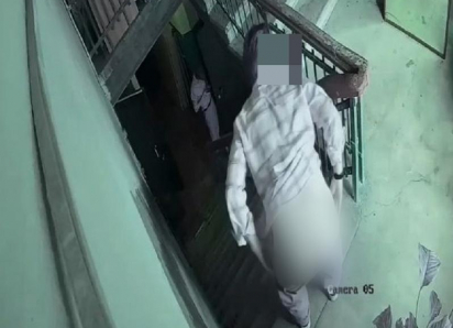 Показал попу и средний палец: камера наблюдения сняла буяна в воронежском подъезде 