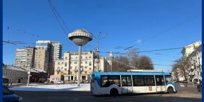 Мужики лапают сексуальную девушку в автобусе - порно ролик