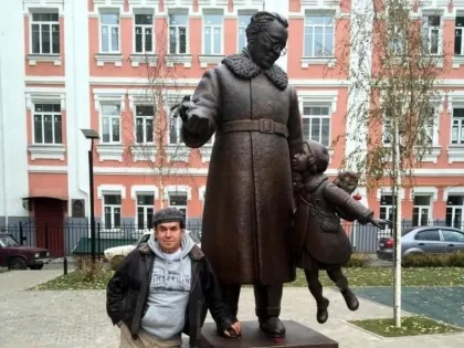 «Первый в России и единственный в мире»: Станислав Садальский восхитился памятником Самуилу Маршаку в Воронеже