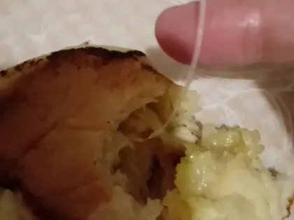 Пирожок с «сюрпризом»: жительница Воронежа поделилась интересной находкой в выпечке 