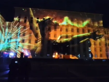 Пьяные мужики ведут друг друга домой, умора))