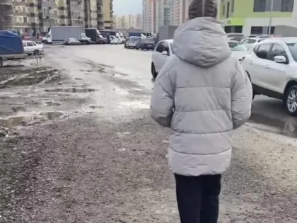 дочка показывает попу Танец мощной розовой попы поразил изяществом воронежцев