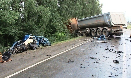 Под Воронежем водитель тягача устроил ДТП, в котором погибли граждане Украины