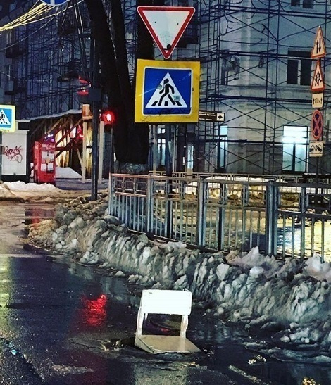 Открытый люк на дороге в Воронеже заткнули школьным стулом