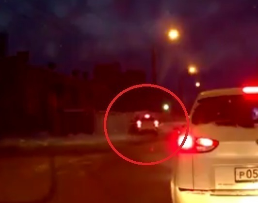 Водитель, мчавшийся по встречке в Воронеже, протаранил стену и попал на видео
