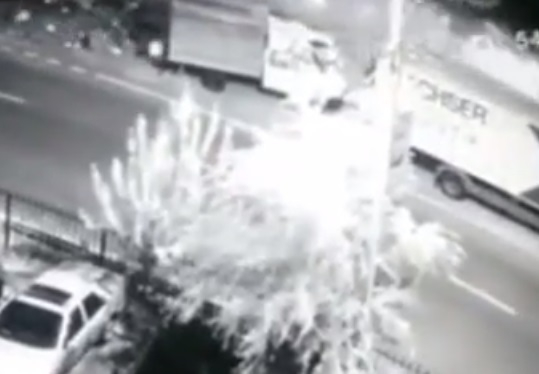 Момент столкновения BMW X5 с шиномонтажкой в Воронеже попал на видео