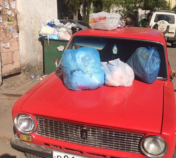 Воронежцы обкидали неправильно припаркованный автомобиль мусором