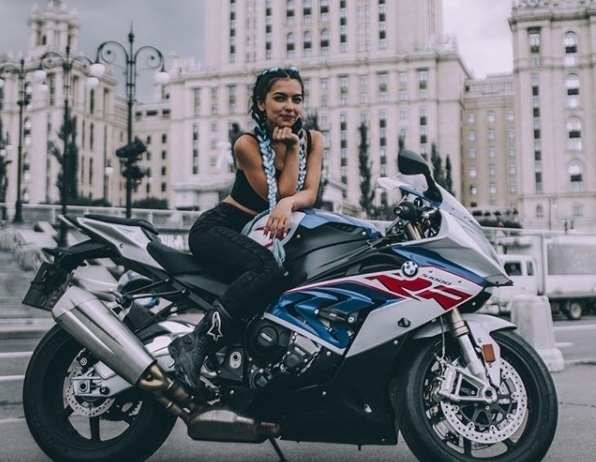 Сексуальная байкерша из Воронежа попозировала на мотоцикле