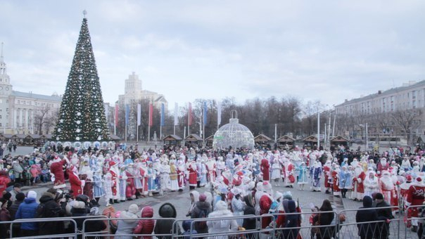 В Воронеж на парад Дед Морозов приехала леопардовая Снегурочка