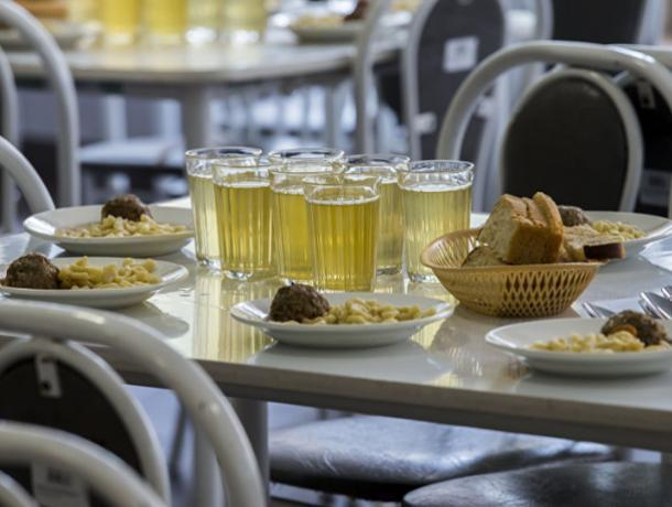 Воронежские школьники смогут поесть в столовой за безнал