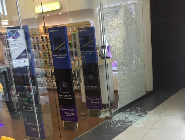 Последствия разгрома магазина смартфонов сняли в Воронеже