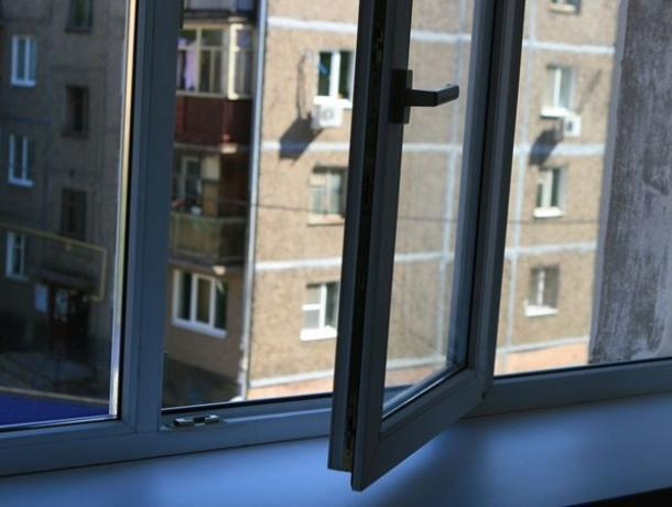 В Воронеже 47-летняя женщина выпала из окна 4 этажа