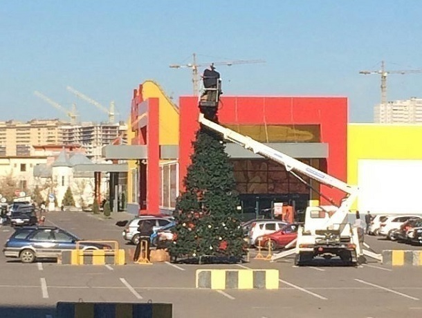 У ТЦ в Воронеже начали устанавливать новогоднюю елку