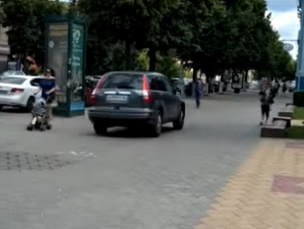 На видео попало, как Honda носится по тротуару на проспекте Революции в Воронеже
