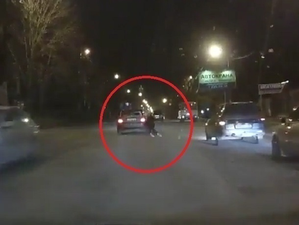 На видео попало, как иномарка сбивает девушку на «зебре» в Воронеже