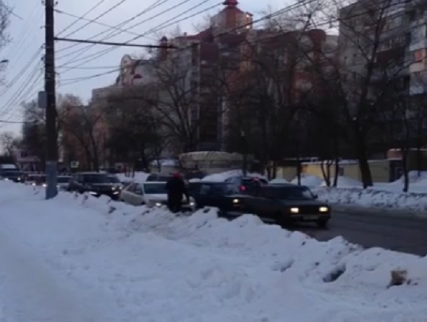 Кидающегося на автомобили пешехода сняли на видео в Воронеже