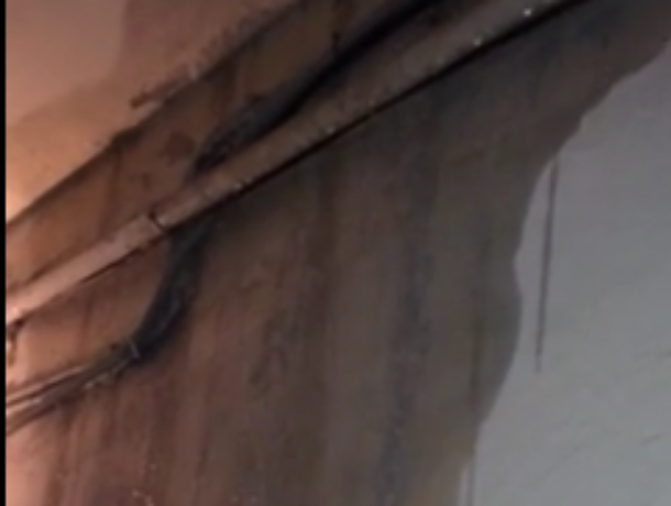 Беспощадный потоп в пятиэтажке Воронежа попал на видео