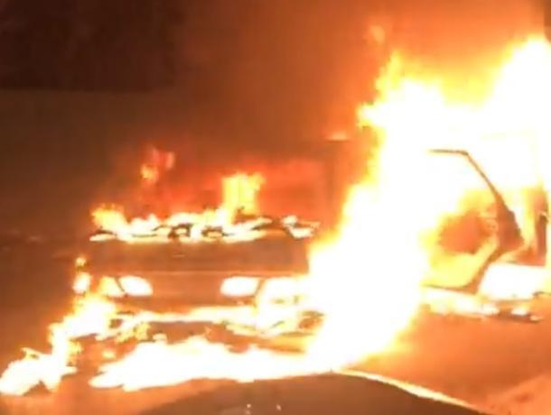 В Воронеже горящую адским пламенем легковушку сняли на видео