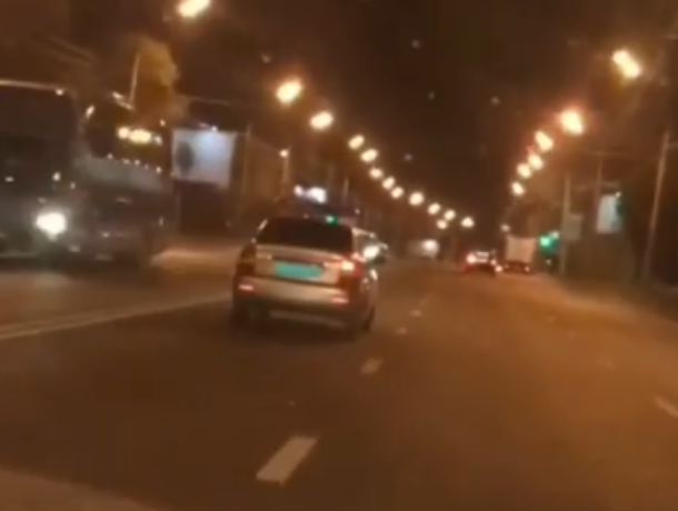 Грубое нарушение полицейской машины попало на видео в Воронеже
