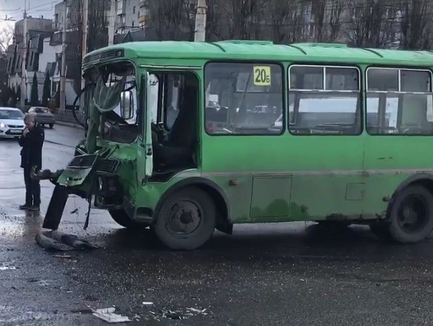 На видео попал момент жуткого столкновения маршрутки с грузовиком в Воронеже