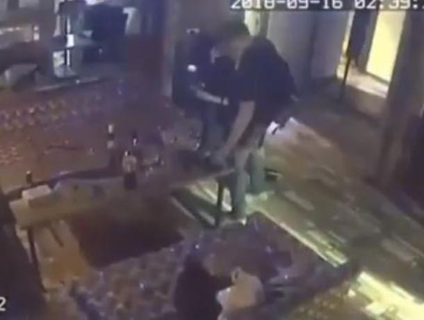 Ловкая кража сумочки из VIP-зоны кальянной попала на видео в Воронеже
