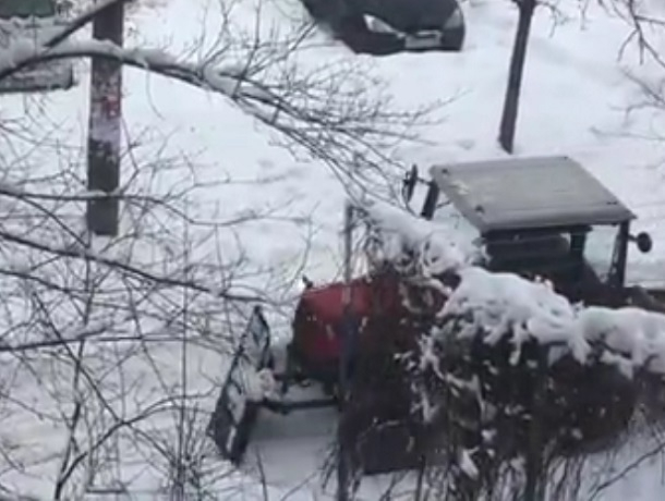 В Воронеже очистили от снега двор, где застряла скорая помощь