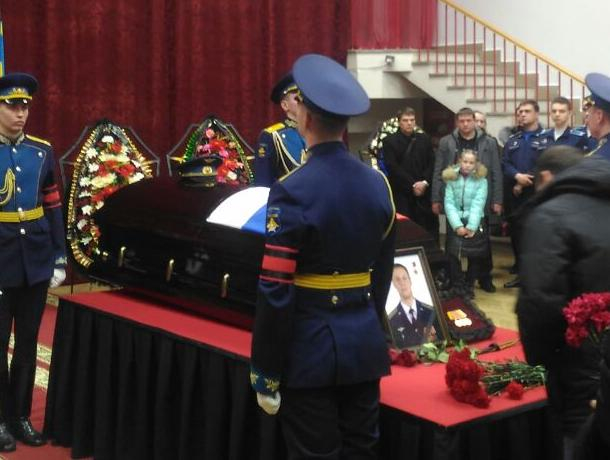 Воронежцев пустили к гробу с телом погибшего в Сирии летчика