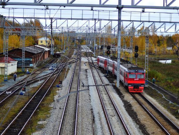 В Воронежской области поезд насмерть сбил подростка в капюшоне