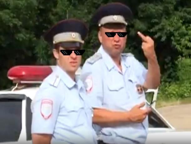 Оскорбительным жестом сопроводили водителя полицейские в Воронеже