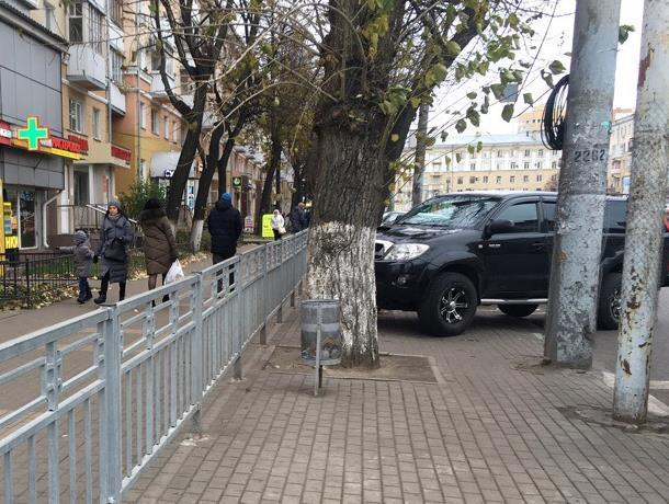 Тротуар, предназначенный для автомобилистов, показали в Воронеже