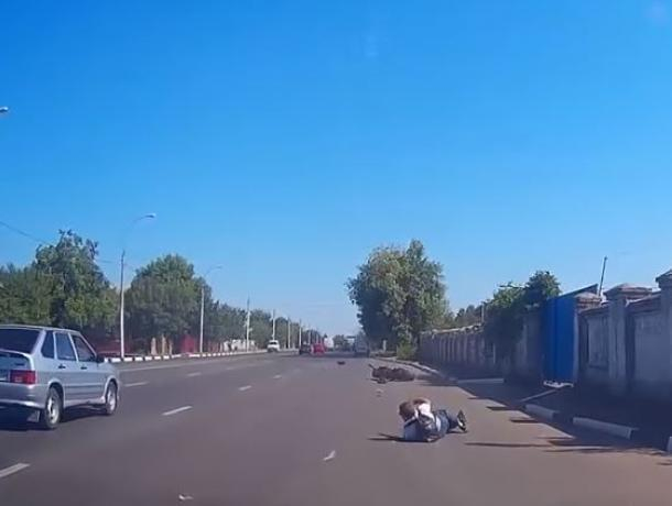 Момент жесткого ДТП с байкером попал на видео в Воронеже