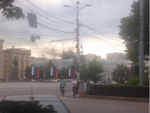 Горящий «дом под тряпкой» в центре Воронежа сняли на видео