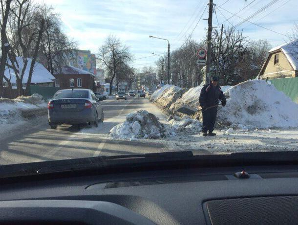 В Воронеже «умник» создал пробку сугробом на дороге