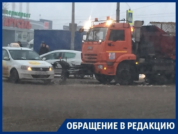 Машина коммунальщиков убрала такси вместо снега в Воронеже
