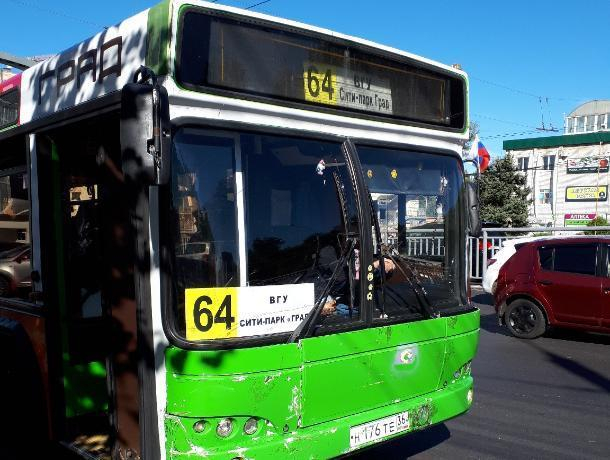 В Воронеже водителя автобуса уволили за отказ принять оплату картой