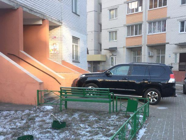 Жители Воронежа вступились за водителя, по-хамски припарковавшего внедорожник